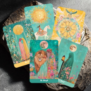 Op de afbeelding: Een verzameling tarotkaarten met levendige illustraties. De kaarten tonen afbeeldingen van een vrouw op een paard, een leeuw, een wiel en figuren met bloemen en hemelse elementen. Elke kaart heeft een uniek ontwerp met een kleurenpalet van turquoise, geel en roze.