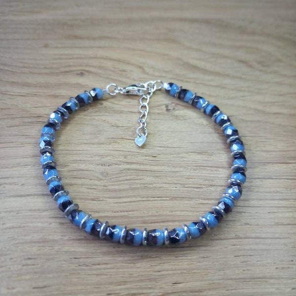 Bracelet en argent 925 avec des perles facettes de bohème bicolore bleu et argent et perles plates en verre pressé argenté
