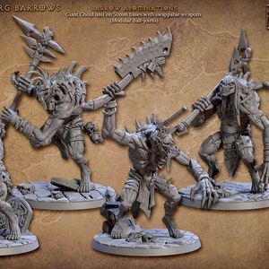 Può includere: Quattro miniature di plastica grigia di creature mostruose con denti e artigli affilati, che impugnano armi. Le miniature sono su basi rotonde. Il testo "HORRORS OF RODBURG BARROWS" è in alto nell'immagine. Il testo "BAAKOW ABOMINATIONS" è al centro dell'immagine. Il testo "ARTISAN:GUILD" è nell'angolo in alto a destra dell'immagine.