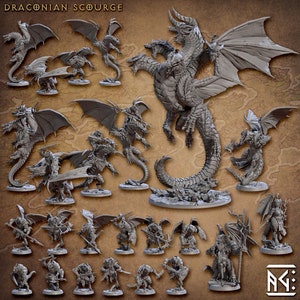 Könnte beinhalten: Ein Set mit 20 Miniatur-Drachenfiguren, die in Grautönen bemalt sind. Die Figuren zeigen verschiedene Drachenposen, darunter Fliegen, Stehen und Angreifen. Die Figuren sind auf einem braunen Hintergrund mit dem Text "DRACONIAN SCOURGE" oben angeordnet.