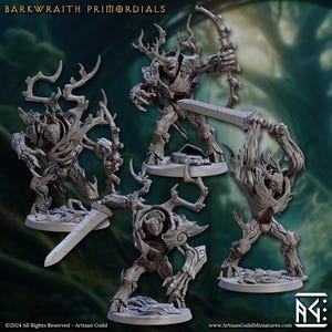 Könnte beinhalten: Vier graue, detaillierte Miniaturfiguren von baumartigen Kreaturen mit Geweihen, Schwertern und Bögen. Die Figuren sind dynamisch posiert und suggerieren Aktion und Bewegung. Die Figuren sind Teil eines Sets namens "Barkwraith Primordials".