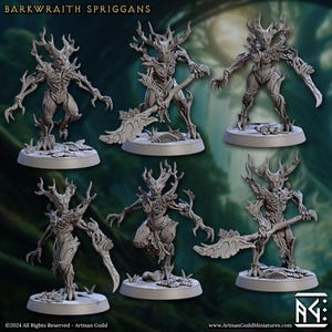 Könnte beinhalten: Fünf graue, detaillierte Miniaturfiguren von Barkwraith-Spriggans, jede mit einer einzigartigen Pose und einer Waffe in der Hand. Die Figuren stehen auf runden Sockeln.