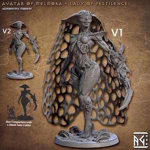 Könnte beinhalten: Eine 3D-gedruckte Miniatur einer weiblichen Figur mit einem netzartigen Umhang und einer großen, krallenbewehrten Hand. Die Figur steht auf einem Sockel mit einem Schädel und anderen Details. Die Miniatur ist mit "V1" gekennzeichnet und Teil eines Sets mit zwei Miniaturen. Die andere Miniatur ist mit "V2" gekennzeichnet und wird zum Vergleich in einer kleineren Größe gezeigt. Der Text "Avatar of Meliora Lady of Pestilence" ist ebenfalls auf dem Bild zu sehen.