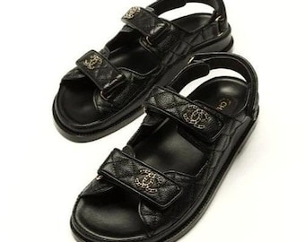 Chanel genarbte Kalbsleder gesteppte Dad-Sandale Größe 10 schwarz gold CC Slingback Italien