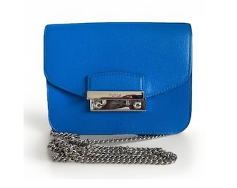 Bolso bandolera mini Furla de piel Saffiano con cadena metálica azul y herrajes plateados, fabricado en Italia.