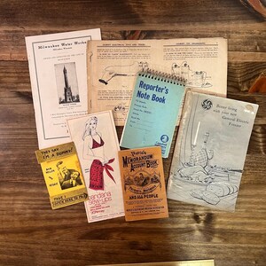 Vintage Antik Ephemera Pack, 1895 Pierces Memorandum Account Book, GE Freezer Guide, Leksaksinstruktionshäfte, Reporters Notebook