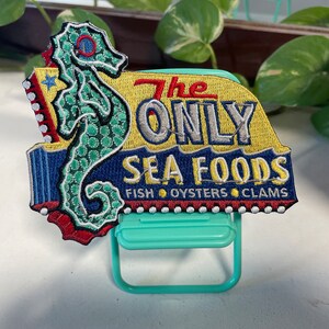 Parche bordado de 4” x 4,5” “LOS ÚNICOS MARISCOS”