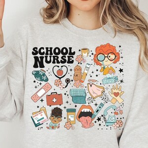 Bluza pielęgniarki szkolnej, spersonalizowany sweter pielęgniarki szkolnej dla pielęgniarki szkolnej, koszulka pielęgniarki szkolnej z okrągłym dekoltem, prezent dla pielęgniarki szkolnej, sweter unisex