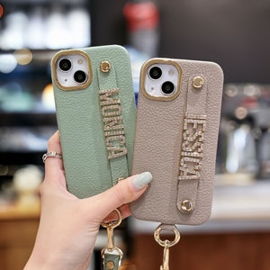 Gepersonaliseerde naam PU-leren iPhone-hoesje met riem | Omslag met diamanten metalen lettermonogram | Geschikt voor iPhone 11, 12, 13, 14, 15 Pro Max Plus