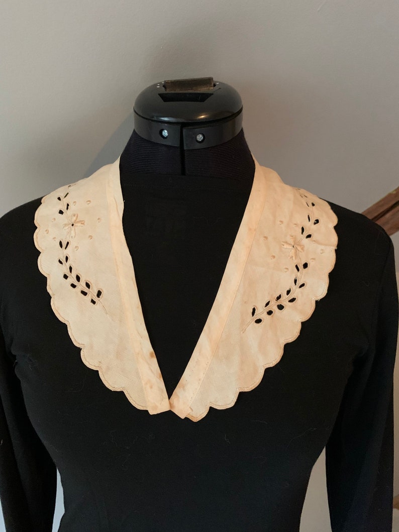 Antique detachable collar eyelet 1930s image 1