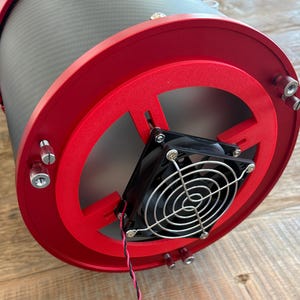 Puede incluir: Un juego de tres tazas de cerámica con un acabado moteado y mate. Las tazas son de color crema, gris claro y gris oscuro. Cada taza tiene un diseño simple y minimalista, ideal para café o té.