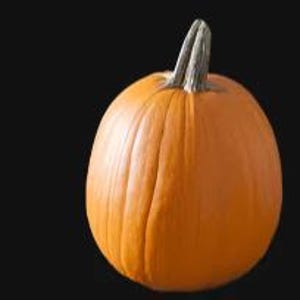 Peut inclure: Une citrouille orange et ronde avec une surface côtelée et une tige verte et marron. La citrouille est placée sur un fond noir uni, mettant en valeur sa couleur et sa texture. Une décoration classique d'automne ou d'Halloween.