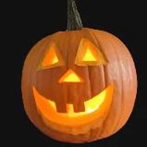 Peut inclure: Une citrouille orange sculptée avec un visage souriant et des yeux triangulaires. La citrouille est éclairée de l'intérieur, créant un effet chaleureux et lumineux sur un fond sombre. La tige est verte et texturée.