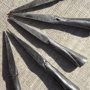 &quot;Mesh-Piercing&quot; Arrowhead