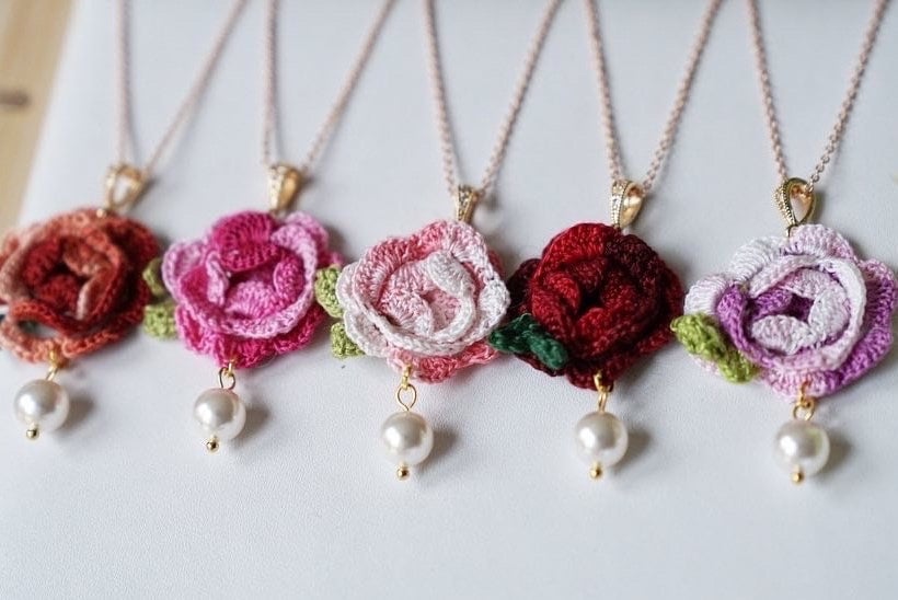ネックレス・ペンダント [fillow] rose crochet necklace Crochet Rose Necklace, Crochet Neck Accessory, Flower