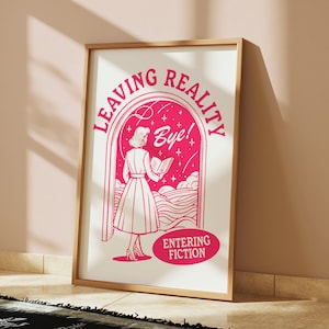 Pu&ograve; includere: Un poster rosa e bianco con il testo "Leaving Reality Entering Fiction" e una donna con un vestito che legge un libro in una porta. La porta &egrave; circondata da stelle e nuvole.