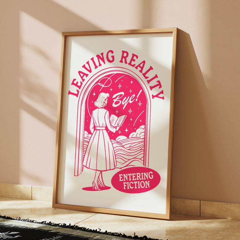 Pu&ograve; includere: Un poster rosa e bianco con il testo "Leaving Reality Entering Fiction" e una donna con un vestito che legge un libro in una porta. La porta &egrave; circondata da stelle e nuvole.