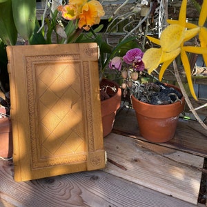 Biblia hecha a mano en madera de roble y cuero marroquí - NKJV Red Letter Edition