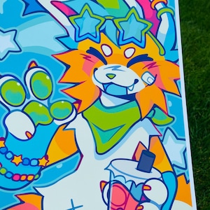 Pode incluir: Ilustra&ccedil;&atilde;o colorida de um personagem de desenho animado semelhante a uma raposa, usando &oacute;culos de sol em forma de estrela e segurando um bubble tea. O personagem tem pelo laranja, uma camisa branca e um cachecol verde. O fundo &eacute; azul com estrelas brancas.