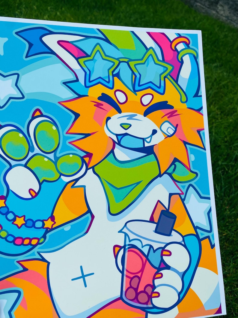 Pode incluir: Ilustra&ccedil;&atilde;o colorida de um personagem de desenho animado semelhante a uma raposa, usando &oacute;culos de sol em forma de estrela e segurando um bubble tea. O personagem tem pelo laranja, uma camisa branca e um cachecol verde. O fundo &eacute; azul com estrelas brancas.