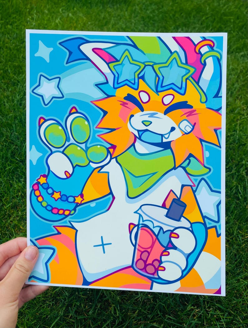 Pode incluir: Ilustra&ccedil;&atilde;o de desenho animado colorida de um personagem peludo com &oacute;culos de sol em forma de estrela, segurando um bubble tea. O personagem &eacute; laranja, amarelo e azul, com uma bandana verde e uma pulseira arco-&iacute;ris. O fundo &eacute; azul claro com estrelas brancas.