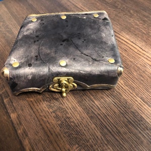 Adventurer's Leather Dice Box (Battleworn)