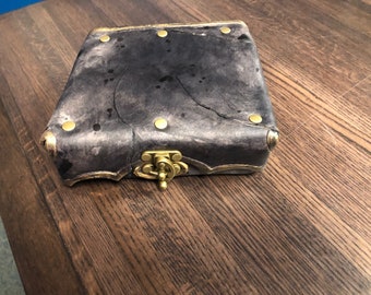 Adventurer's Leather Dice Box (Battleworn)
