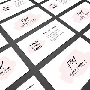 以下が含まれることがあります： ピンクと白のデザインのビジネスカードの束。カードには「FM Francisco Andrade Beauty Centre」と「YOUR LOGO HERE」のテキストが記載されています。