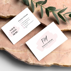 以下が含まれることがあります： ピンクの水彩画の背景と「FM Francisco Andrade Beauty Centre」というテキストが書かれた白い名刺です。