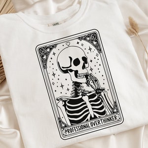 Camisa de cartas de tarot de pensador excesivo profesional, camisa de esqueleto de cartas de tarot, camisa de pensamiento excesivo divertido, camiseta de amor propio, camiseta de vibraciones positivas