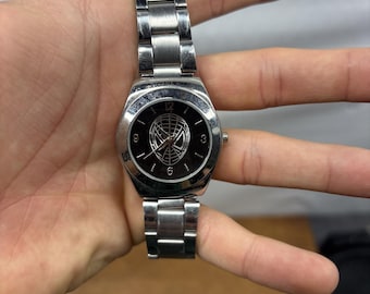 Coole schwarze Spiderman Marvel Uhr, silberfarben mit schwarzem Zifferblatt (Batterie erforderlich)