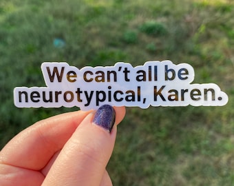 Könnte beinhalten: Ein weißer, konturgestanzter Aufkleber mit schwarzem Rand und dem schwarzen Text "We can't all be neurotypical, Karen." Der Aufkleber hat eine glatte, matte Oberfläche und ist so geformt, dass er dem Verlauf der zwei Textzeilen folgt.