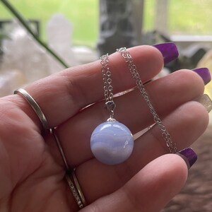 Blauer Spitzen Achat Kugel Anhänger eingefasst in Sterling Silber mit Sterling Silber Kette