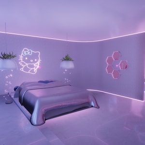 以下が含まれることがあります： 白いベッド、ネオンのハローキティのサイン、ピンクと白のカラーパレットを備えた未来的な寝室です。
