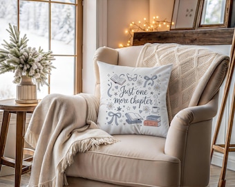 Coussin Just One More Chapter, coussin amoureux des livres, coussin livres et café, coussin livresque floral, cadeau club de lecture, cadeau lecteur