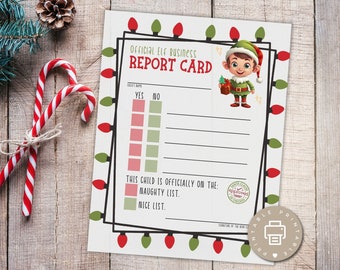 Puede incluir: Tarjeta de informe de elfo de Navidad imprimible con un elfo de dibujos animados sosteniendo un regalo. La tarjeta tiene una lista de verificación con opciones de sí y no y una sección para marcar si el niño está en la lista de los buenos o los malos. La tarjeta está decorada con luces de Navidad rojas y verdes.