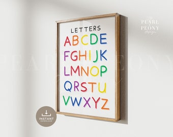 Puede incluir: Un gráfico de alfabeto imprimible con las letras A a la Z en colores arcoíris. Las letras están delineadas en negro y están dispuestas en filas. El título "LETTERS" está en la parte superior del gráfico.