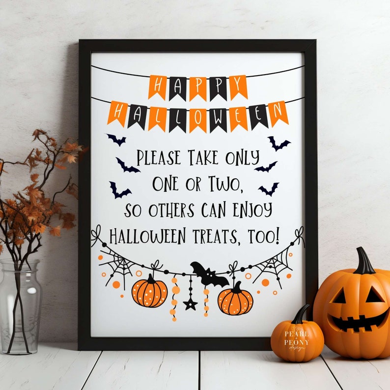 Pode incluir: Um sinal com moldura preta e fundo branco com o texto "HAPPY HALLOWEEN PLEASE TAKE ONLY ONE OR TWO, SO OTHERS CAN ENJOY HALLOWEEN TREATS, TOO!" com uma guirlanda de decora&ccedil;&otilde;es de Halloween laranja e pretas.