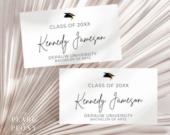 Può includere: Due biglietti di annuncio di laurea bianchi con testo nero. La carta superiore recita "Classe del 20XX Kennedy Jameson DePauw University Bachelor of Arts". La carta inferiore recita "Classe del 20XX Kennedy Jameson DePauw University Bachelor of Arts".