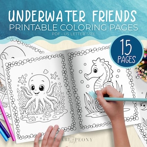 Könnte beinhalten: Ein offenes Buch mit ausdruckbaren Malvorlagen mit dem Titel "Underwater Friends". Die Seiten zeigen Strichzeichnungen eines Oktopus, eines Seepferdchens und anderer Meereskreaturen. Eine Hand malt ein Seepferdchen mit einem blauen Stift aus. Buntstifte sind ebenfalls zu sehen.