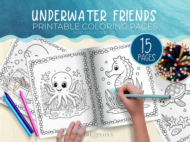 Puede incluir: Un libro abierto de p&aacute;ginas para colorear imprimibles con el t&iacute;tulo "Underwater Friends". Las p&aacute;ginas presentan dibujos lineales de un pulpo, un caballito de mar y otras criaturas marinas. Una mano est&aacute; coloreando un caballito de mar con un l&aacute;piz azul. Tambi&eacute;n hay l&aacute;pices de colores.
