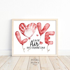 Manualidad de huellas de manos para el Día de San Valentín con el amor en el aire para imprimir, proyecto de arte de recuerdo para hacer uno mismo, actividad de educación en el hogar para niños pequeños en edad preescolar y jardín de infantes, PDF