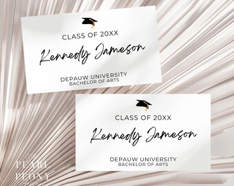 Può includere: Due biglietti di annuncio di laurea bianchi con testo nero. La carta superiore recita "Classe del 20XX Kennedy Jameson DePauw University Bachelor of Arts". La carta inferiore recita "Classe del 20XX Kennedy Jameson DePauw University Bachelor of Arts".
