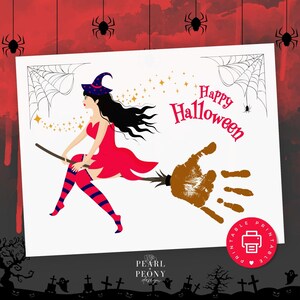 Puede incluir: Tarjeta de Halloween imprimible con una bruja volando en una escoba con una huella de mano para la escoba. La tarjeta dice "Feliz Halloween" y tiene una telaraña y estrellas en el fondo.