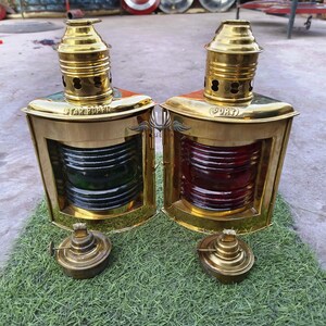 Pu&ograve; includere: Due lampade di segnalazione nautiche antiche in ottone con lenti in vetro rosso e verde. Le lampade sono etichettate "Porto" e "Destra" e hanno porta stoppini.