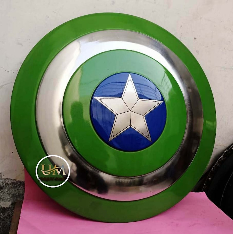 Op de afbeelding: Een groen en zilveren Captain America schild met een blauwe ster in het midden. Het schild is gemaakt van metaal en heeft een verhoogde rand.