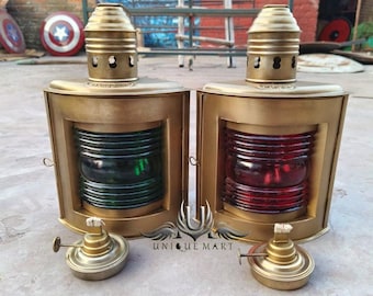 Lanterne metalliche di dritta e di sinistra / Lampade a olio nautiche, lenti rosse e verdi (riproduzione)