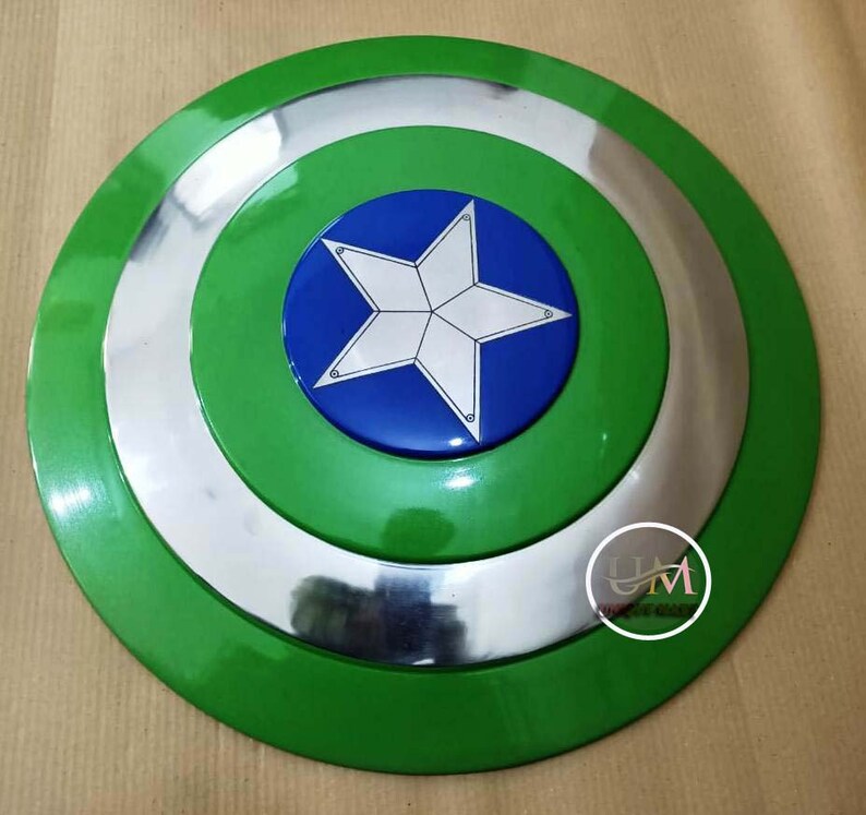 Op de afbeelding: Een groen en zilveren Captain America schild met een blauwe ster in het midden. Het schild is gemaakt van metaal en heeft een glanzende afwerking.