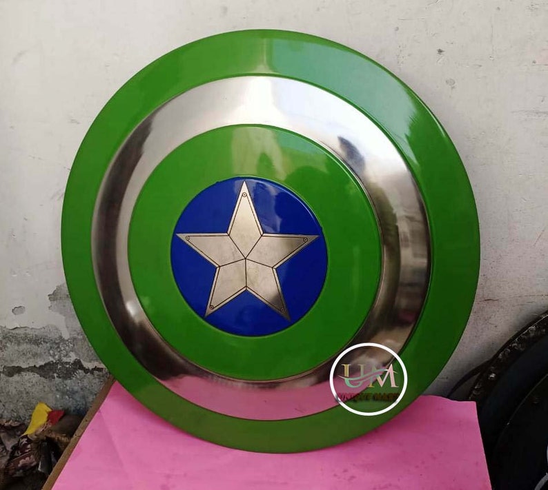 Op de afbeelding: Een groen en zilveren Captain America schild met een blauwe ster in het midden. Het schild is gemaakt van metaal en heeft een verhoogde rand.