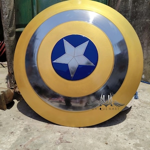 キャプテン・アメリカのシールド、新しいゴールド仕上げの金属製小道具レプリカシールド、コスプレ用アベンジャーズレジェンドキャプテンシールド、ハロウィンやクリスマスのギフトに最適